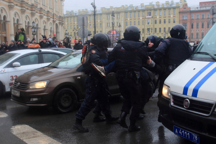 Матвиенко призвала «не прятать голову под крыло» после акций протеста