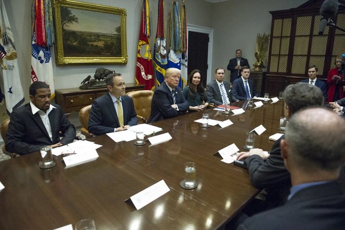 В ООН назвали слова Трампа о мигрантах из «дыр» расистскими