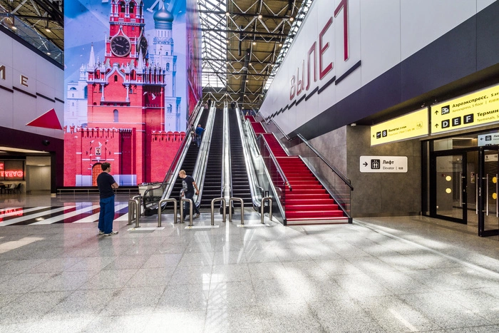 Неизвестный атаковал пункт обмена валюты в аэропорту Шереметьево