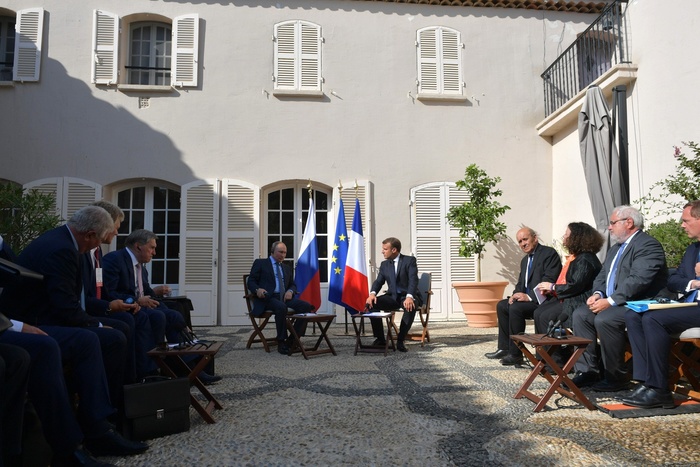Макрон выступил за переосмысление отношений России и Франции