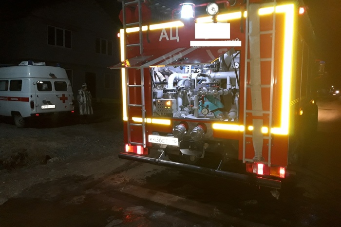 Под Екатеринбургом в пожаре погибли трое человек
