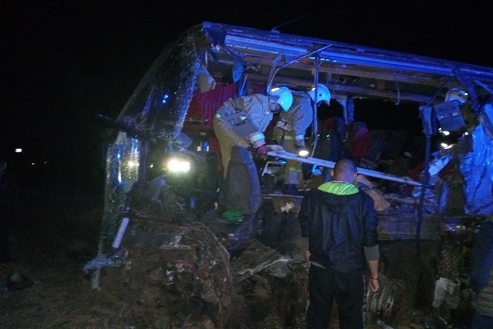 В Калмыкии в результате столкновения грузовика и междугородного автобуса погибли пять человек