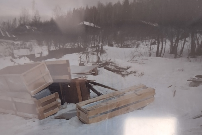 На Урале на улицу выкинули цинковые гробы