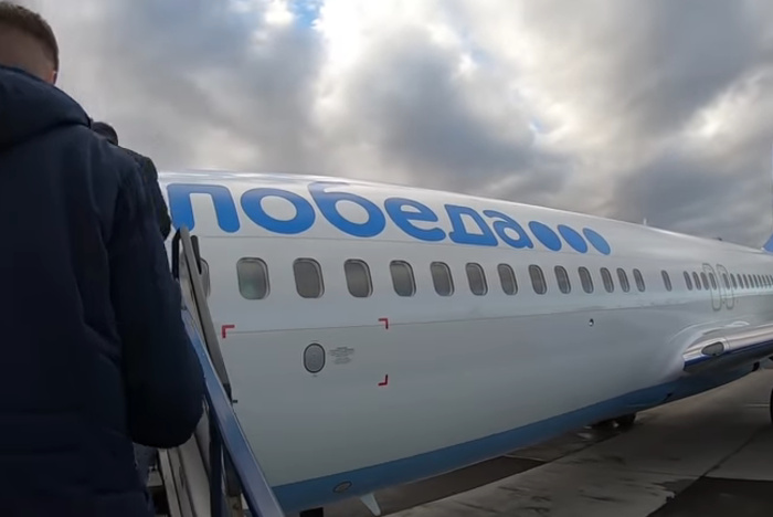 Пассажирку самолета из Москвы задержали за чтение книги на украинском языке