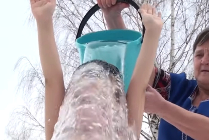 В ЦПКиО заметили крохотную девочку, гуляющую с мамой босиком