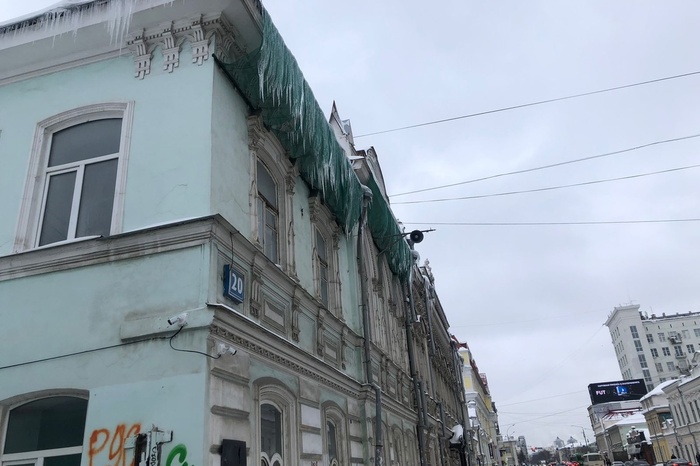 Упавший с крыши снег едва не убил ребенка в Екатеринбурге