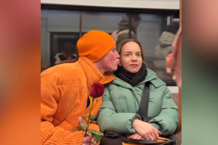 Екатеринбуржец поцеловал незнакомую девушку в губы прямо в метро