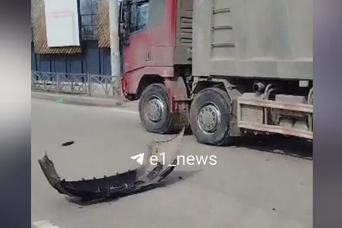 Улицу Московскую парализовало из-за аварии с большегрузом