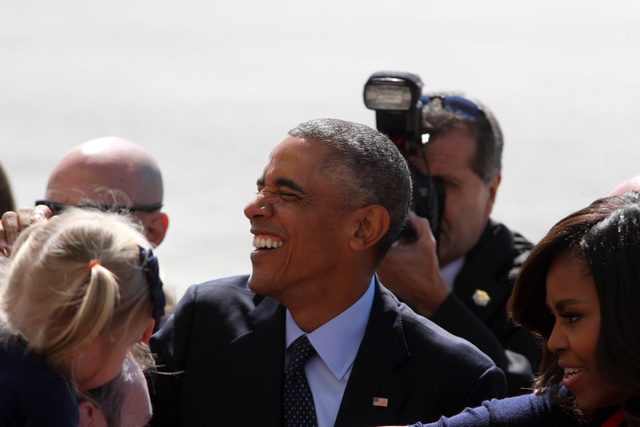 Воинское приветствие Обамы с кофе в руке вызвало волну издевок в соцсетях