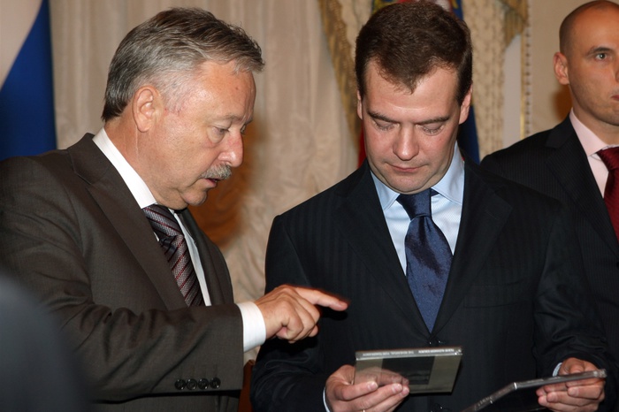 Медведев сделал селфи в честь миллиона подписчиков в инстаграмме