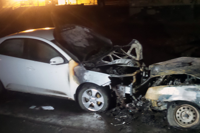 Два автомобиля сгорели ночью на улице Щорса