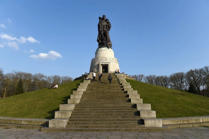 ВВС извинилась за «могилу неизвестного насильника» и удалила скандальный твит