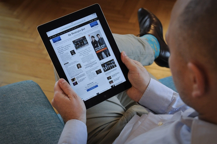 Депутат растоптал свой iPad: в качестве примера для Медведева и Володина