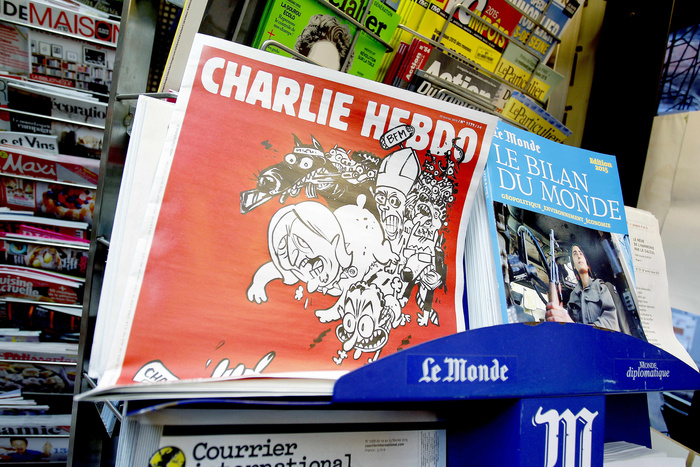 Журнал Charlie Hebdo поместил на обложку Путина на танке