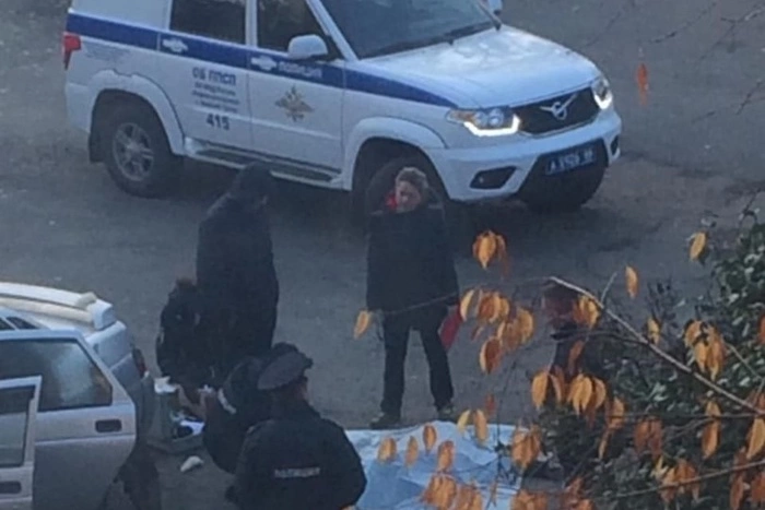 В Нижнем Тагиле у жилого дома обнаружили труп мужчины с ружьём