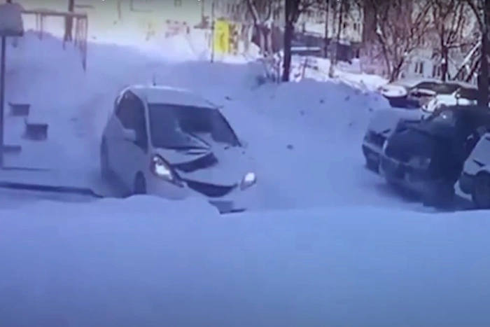 Огромные глыбы льда упали на машину, в которой находились люди