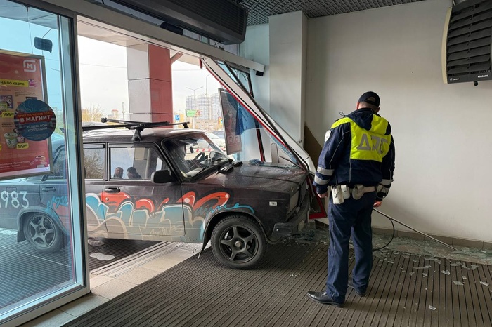 Появилось видео того, как на ВИЗе водитель «семёрки» влетел в «Магнит»