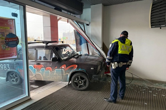 Появилось видео того, как на ВИЗе водитель «семёрки» влетел в «Магнит»