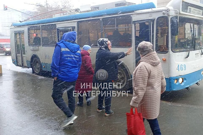 На Уралмаше в троллейбусе умер человек — фото