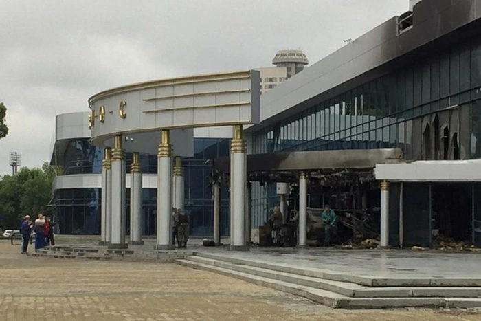 Антон Симаков презентует «Матильду» напротив входа в ККТ «Космос»