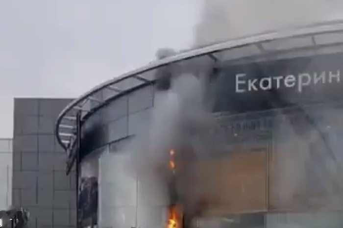 В Екатеринбурге загорелся автосалон Lexus
