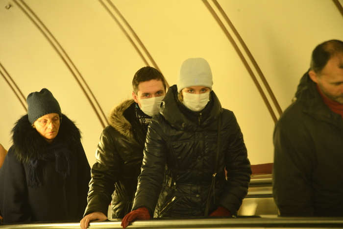 Медики Екатеринбурга начнут раздавать горожанам маски