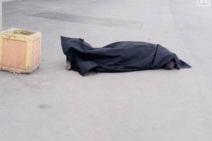 В Екатеринбурге возле остановки «Сварщиков» нашли труп мужчины