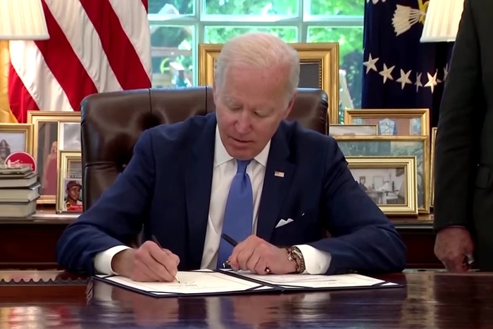 Байден подписал закон о поставках Украине вооружений по ленд-лизу