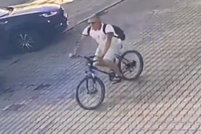 В Екатеринбурге объявился велосипедист, который шлёпает девушек
