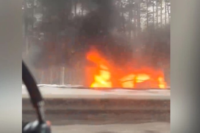 В Екатеринбурге прямо на ходу загорелась машина