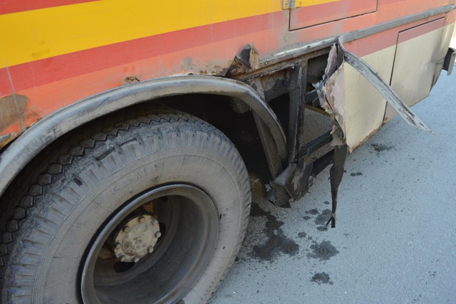 Пассажирка автобуса пострадала от разорвавшегося колеса в Свердловской области