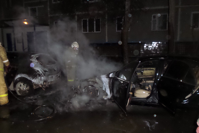 Renault Fluence сгорел минувшей ночью в Парковом микрорайоне