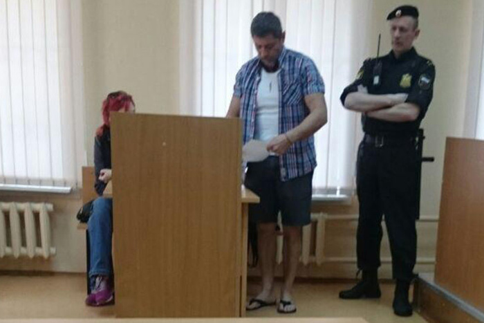 Пришедшего в суд в шлепанцах актера Николаева лишили водительских прав