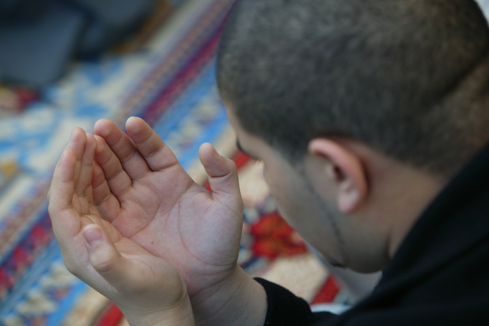 В Швеции уволили мусульманина за отказ пожимать женщинам руки