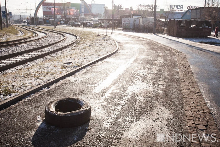 На улице Викулова ночью украли канализационные люки
