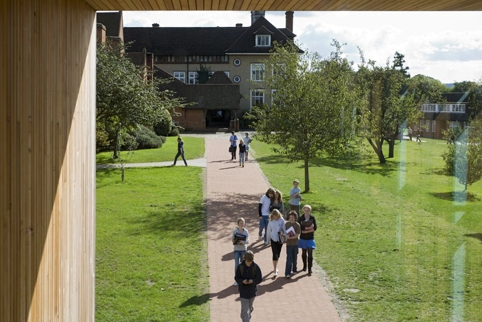 Британских школьников принуждают гулять на жаре ради солидарности с беженцами