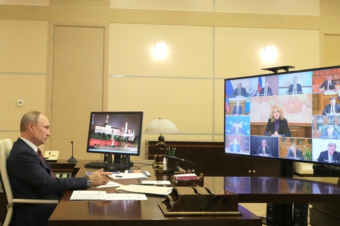 Путин поручил начать массовую вакцинацию россиян от коронавируса