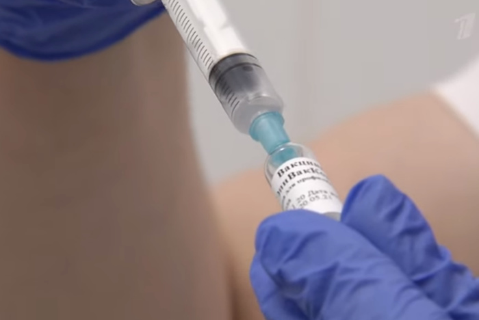 В Роспотребнадзоре рекомендовали переболевшим COVID-19 пройти вакцинацию осенью