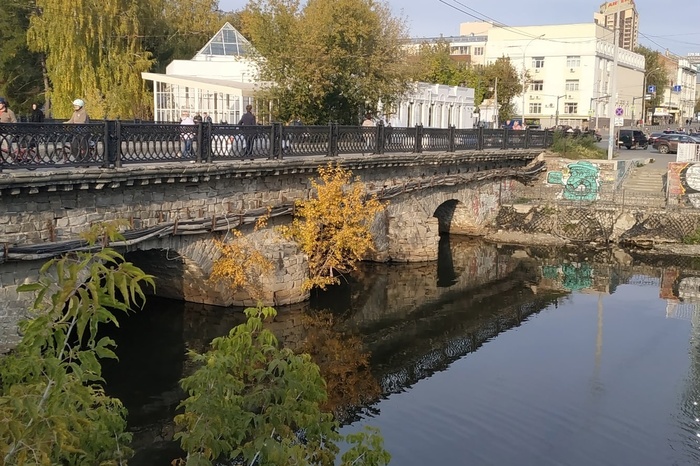 Мэрия запустила общественные обсуждения Каменного моста на Малышева без тротуаров