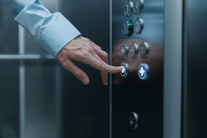 Из екатеринбургского ЖК бизнес-класса сбежала управляющая компания, отключив лифты