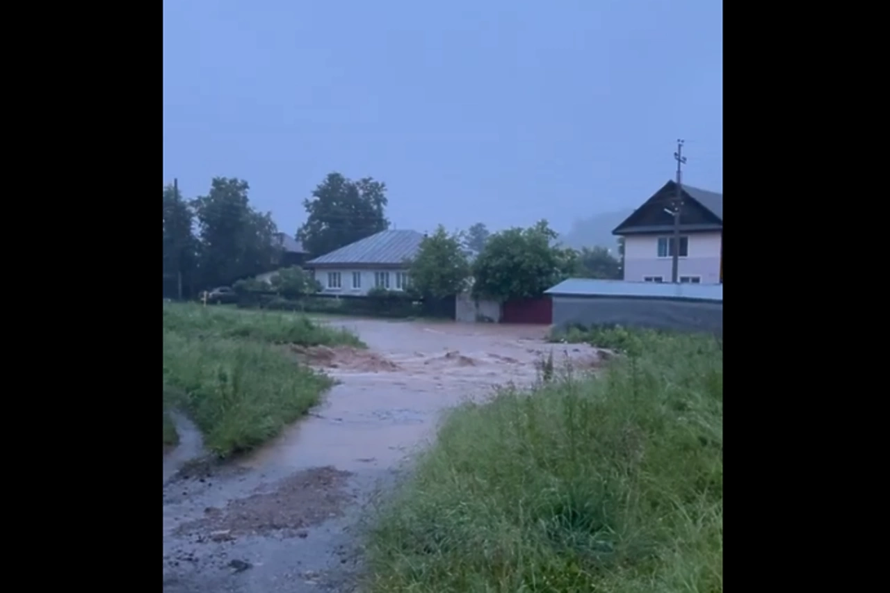 В Нижних Сергах смыло мост, построенный после мощного паводка 2020 года