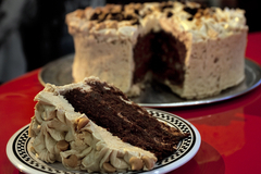 Для екатеринбуржцев, родившихся 31 декабря, испекут торт