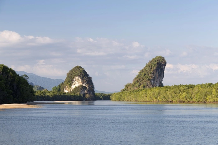 На Пхукете россиянин сорвался со скалы в море и погиб