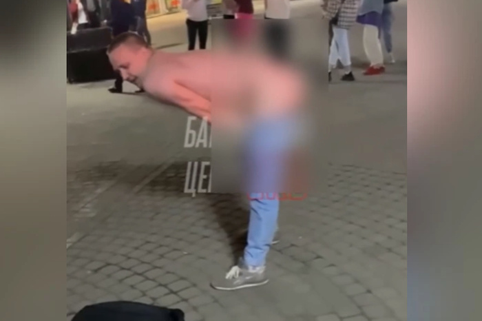 В центре Екатеринбурга мужчина без штанов пустился в пляс