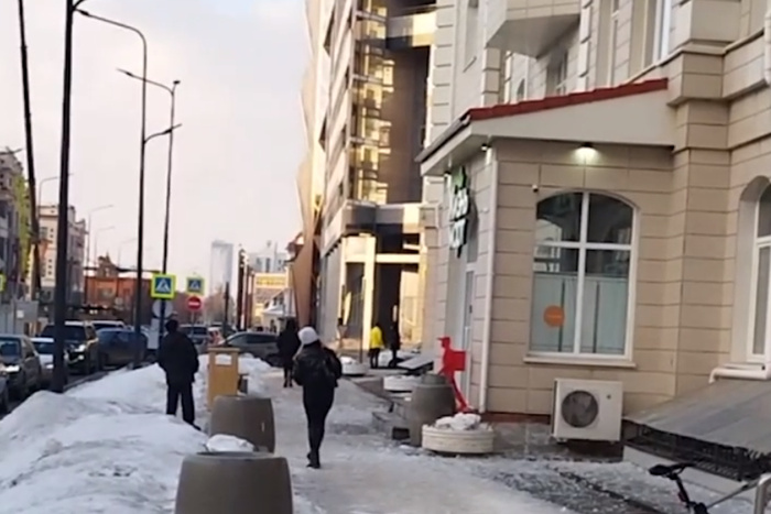В центре Екатеринбурга с крыши многоэтажного дома сбрасывали лёд практически на головы прохожих