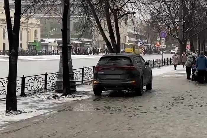 Автохам припарковался посреди тротуара в центре Екатеринбурга