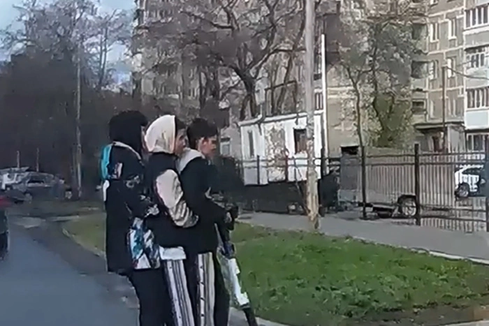Екатеринбургские школьники втроём прокатились на одном самокате и получили значительный штраф