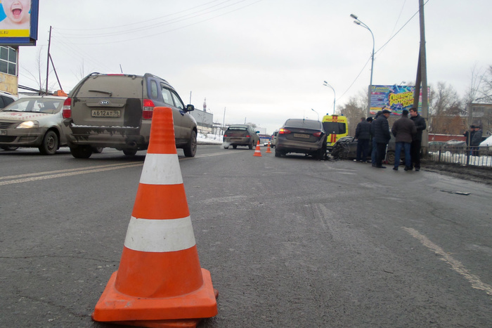 В Екатеринбурге водитель КАМАЗа протаранил несколько машин и сбежал с места ДТП