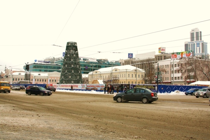 Мэрия Екатеринбурга проводит опрос о парковке на площади 1905 года