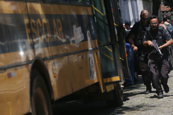 Устроивших бойню в бразильской школе молодых людей сняла камера наблюдения